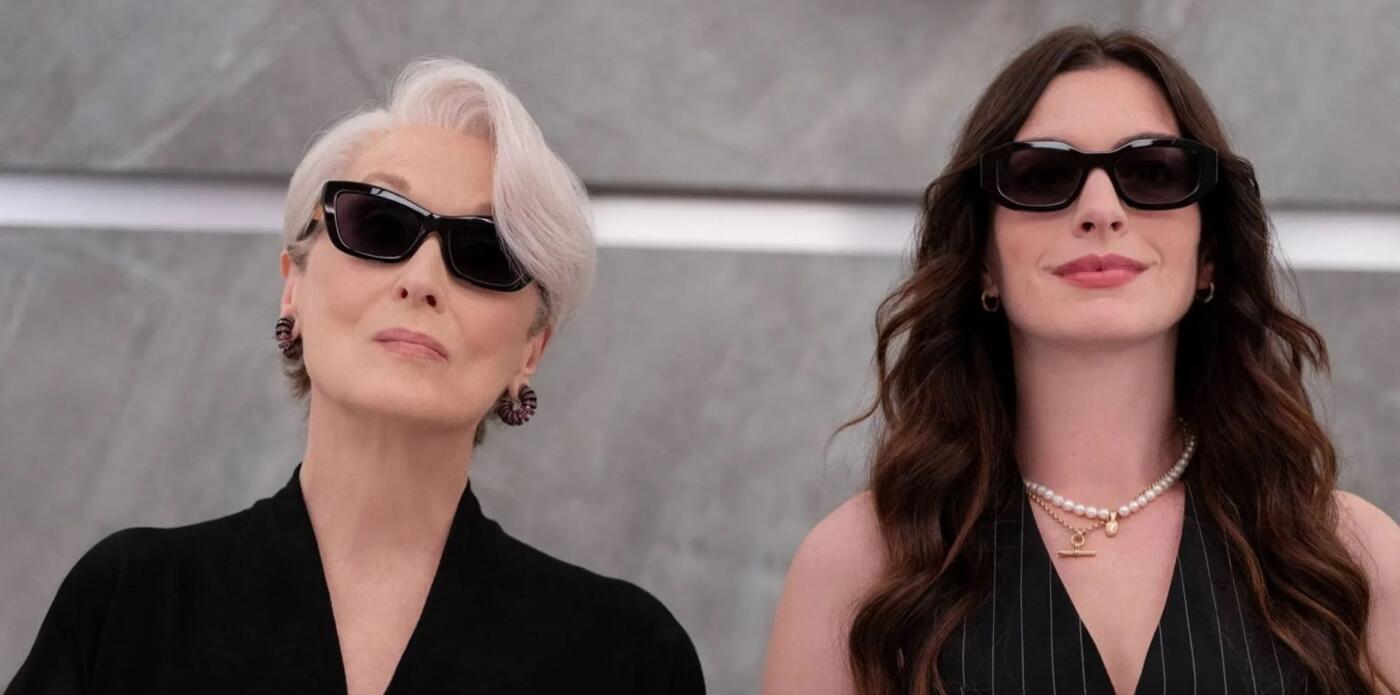 Un fotogramma tratto dal trailer del film Il Diavolo veste Prada 2, in cui compaiono Meryl Streep e Anne Hathaway con gli occhiali da sole