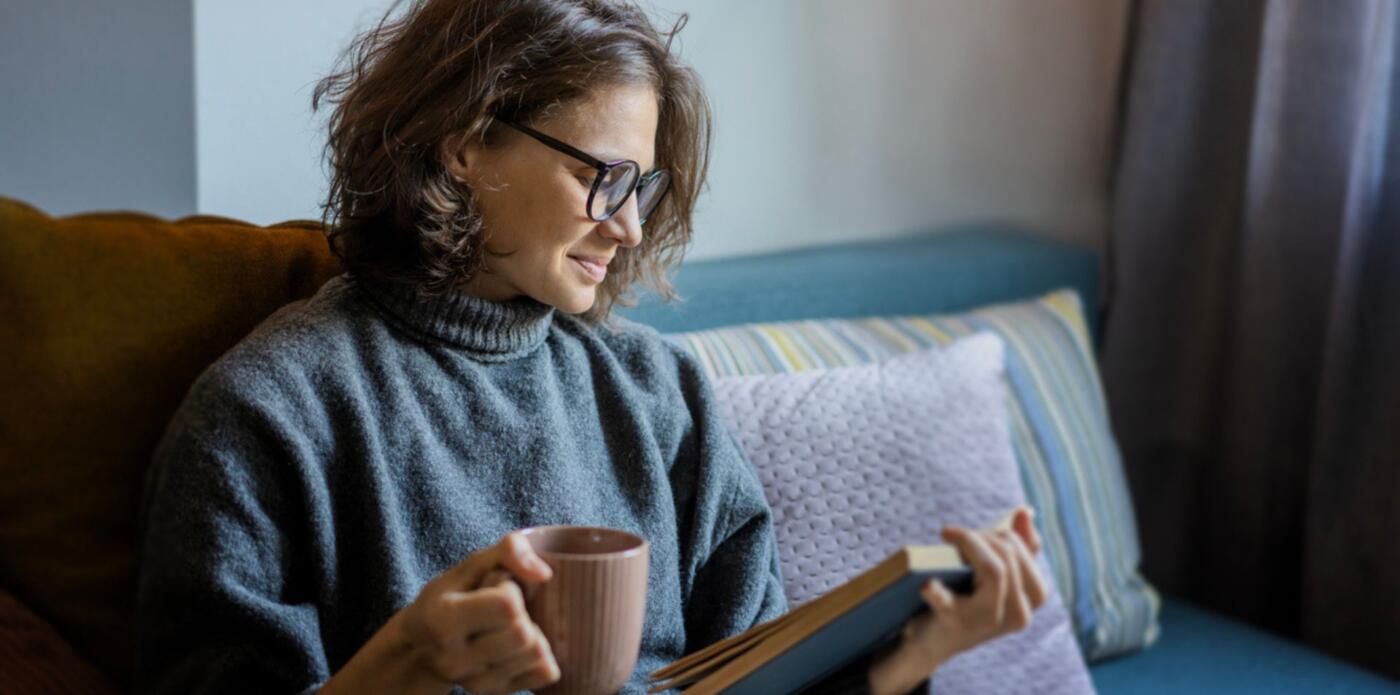 lettrice giovane donna legge libro cartaceo