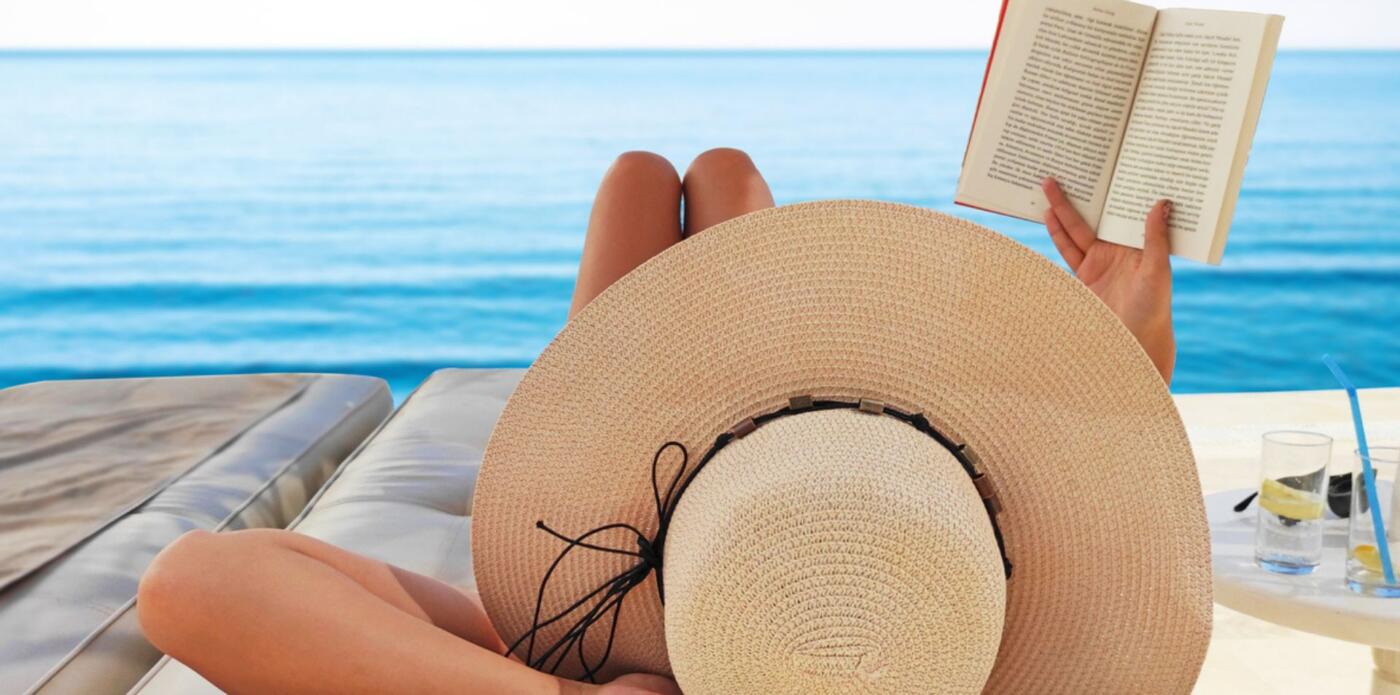 lettrice legge libro d’estate leggere libro mare