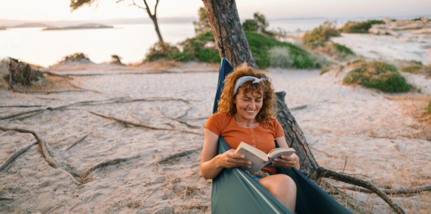 lettrice legge libro d’estate leggere libro mare
