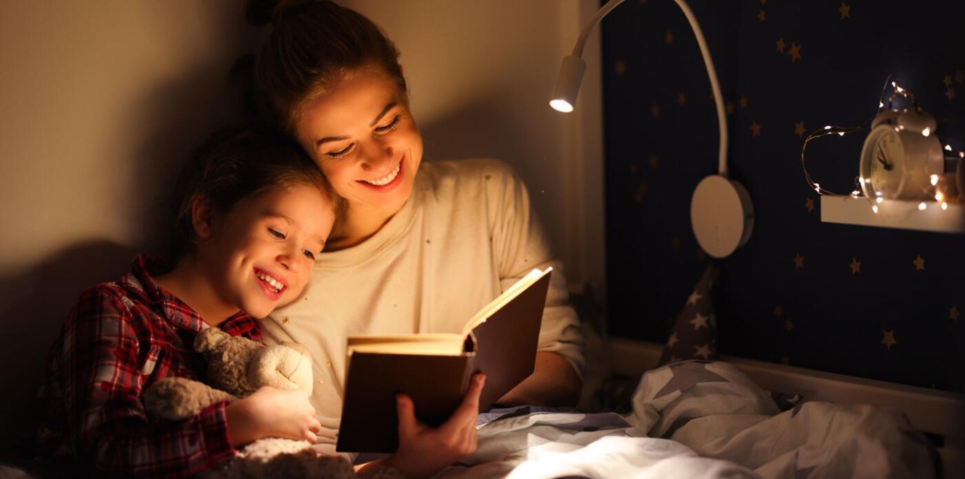 mamma e figlia leggono la sera leggere storie della buonanotte libri per bambini leggere la sera