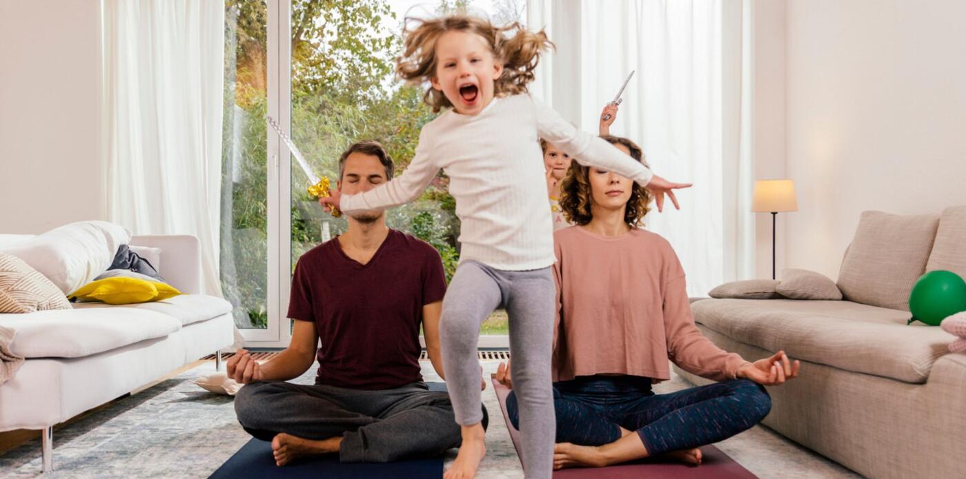 La foto è ironica, rappresenta una bambina che salta gridando, mentre i due genitori cercando di mantenere l'equilibrio e la calma, in una posizione da yoga.