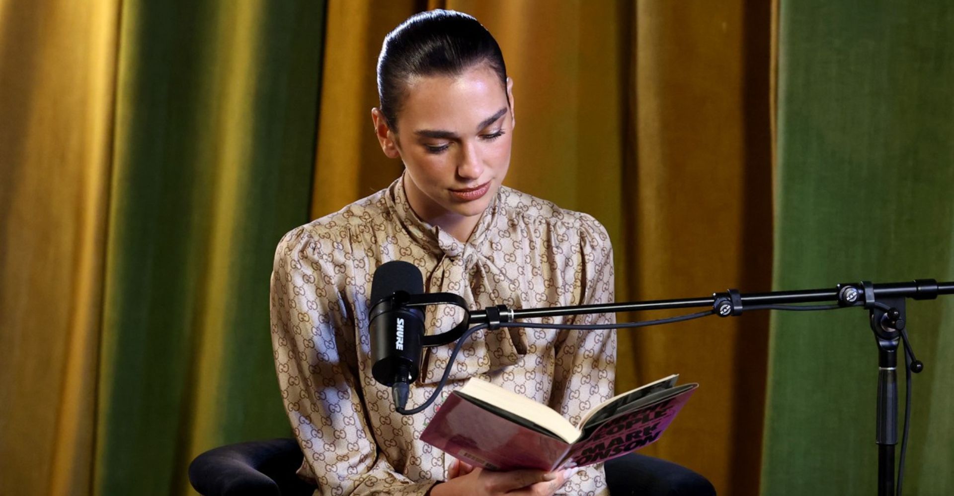 Dua Lipa, la popstar che ama i libri (e che sa promuovere la lettura)