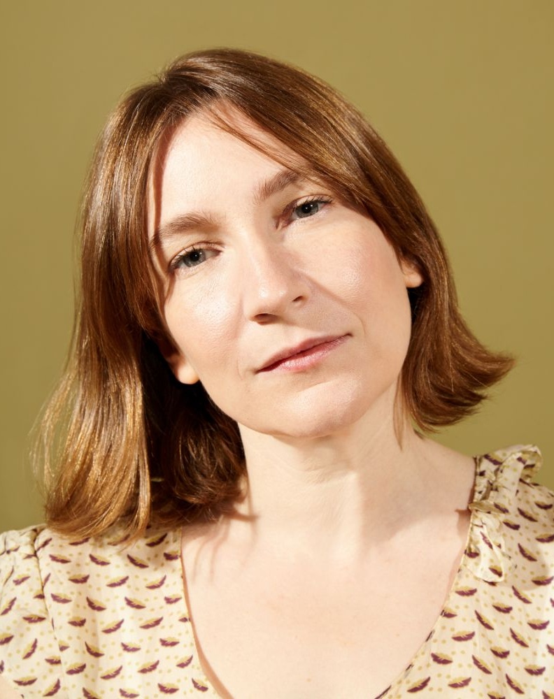 La scrittrice Sheila Heti, nella foto di Steph Martyniuk