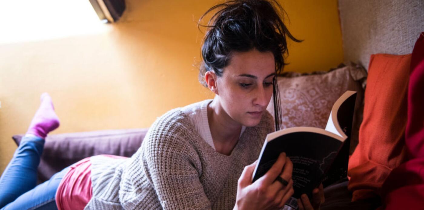 Ragazza legge a casa