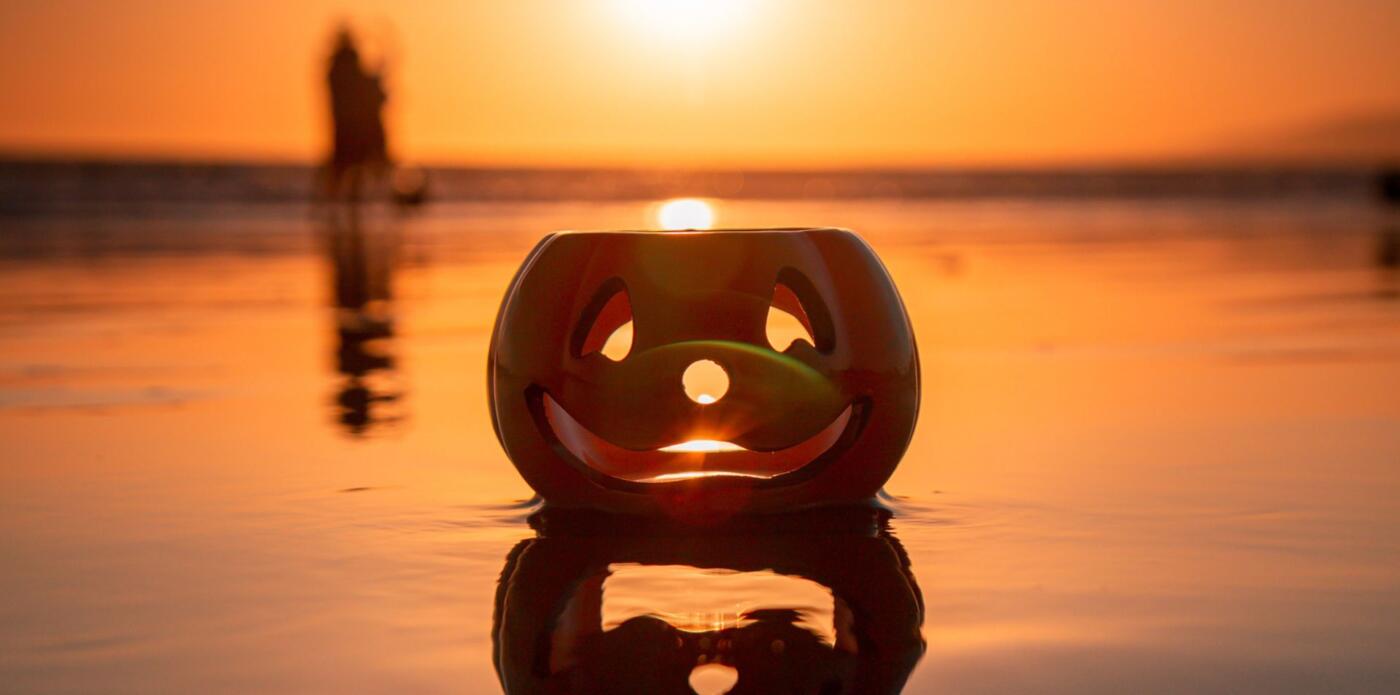 Una zucca di Halloween al mare che rappresenta Summerween: l'usanza di festeggiare Halloween il 31 luglio