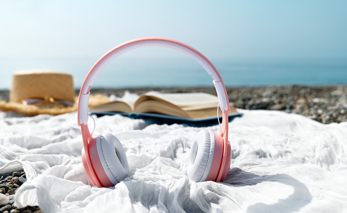 Gialli, thriller e saghe: ecco gli audiolibri più ascoltati nelle ultime 10 estati