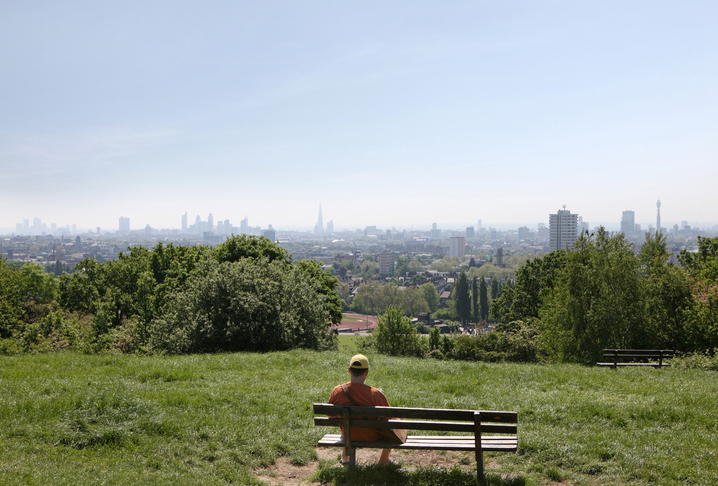 leggere all'aperto con la vista della città