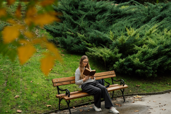 lettura all'aperto, un nuovo scenario di può trovare anche tramite la semplicità di una panchina