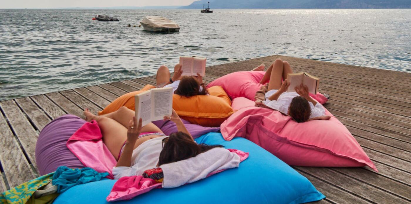Ragazze leggono al lago