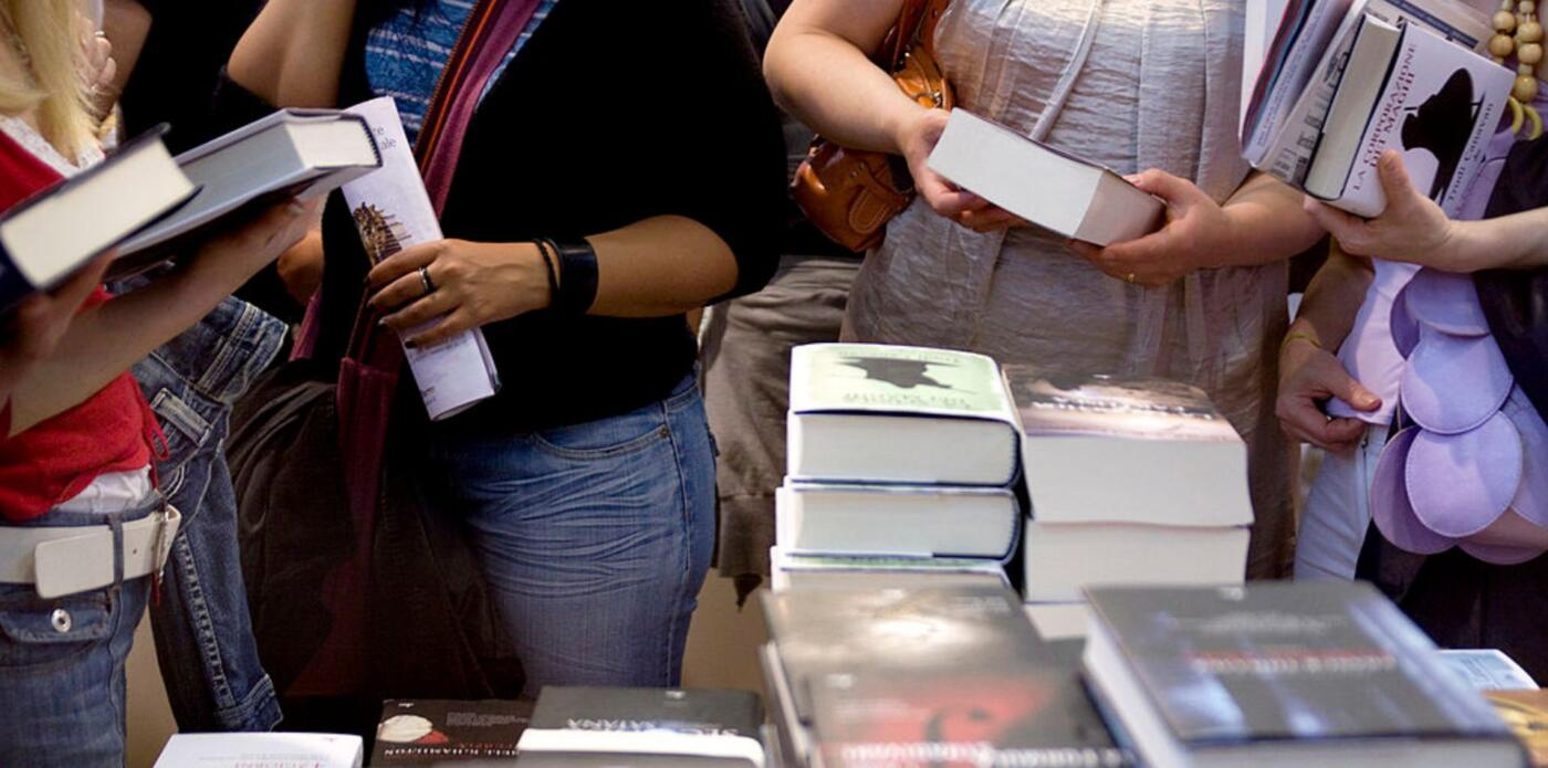 Persone osservano libri in vendita