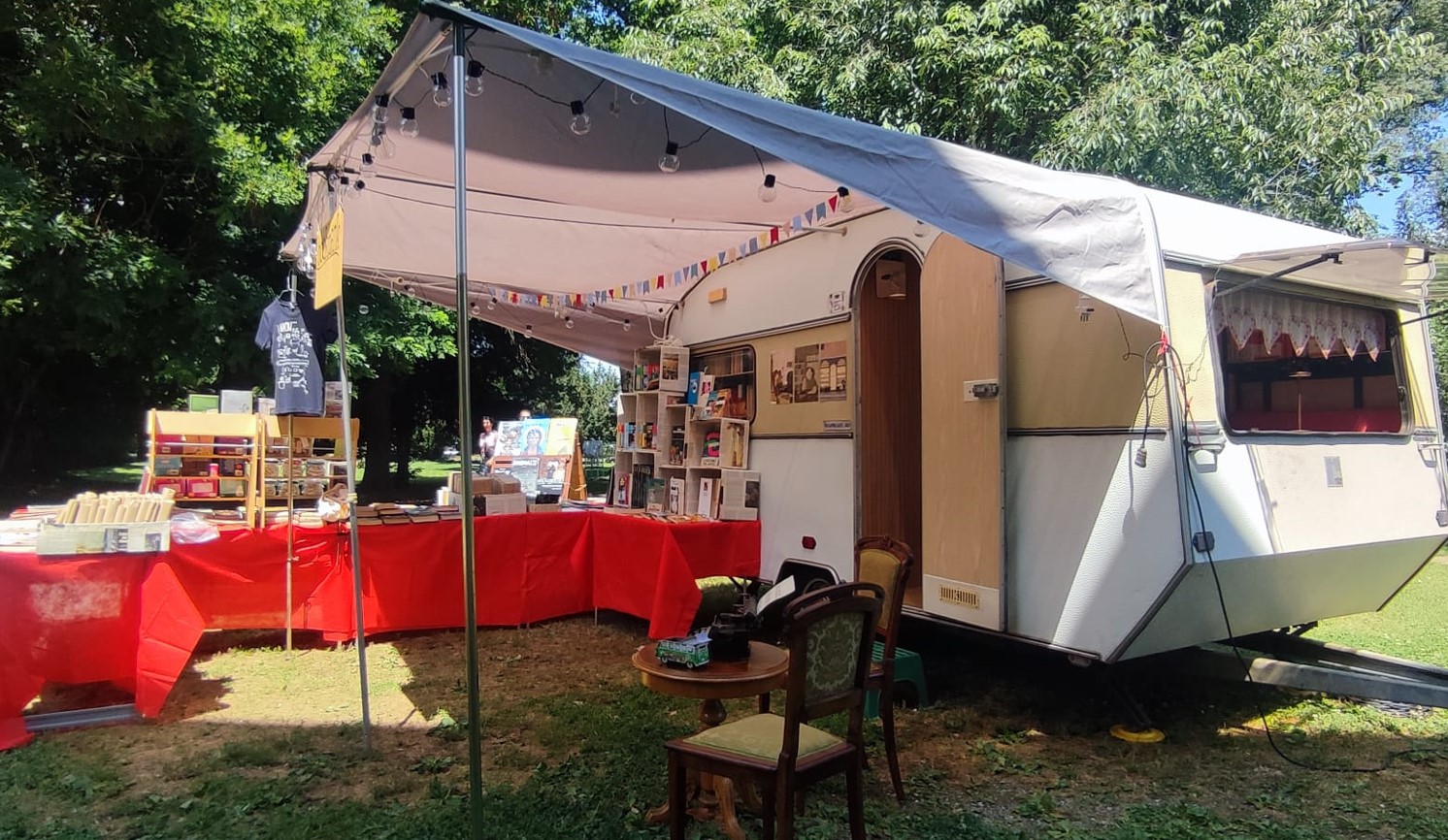 "Ho trasformato la roulotte di famiglia in una piccola libreria itinerante"
