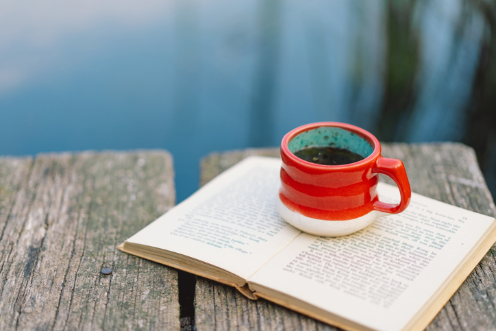 tra le esperienze più belle dell'estate c'è quella di leggere in riva all'acqua