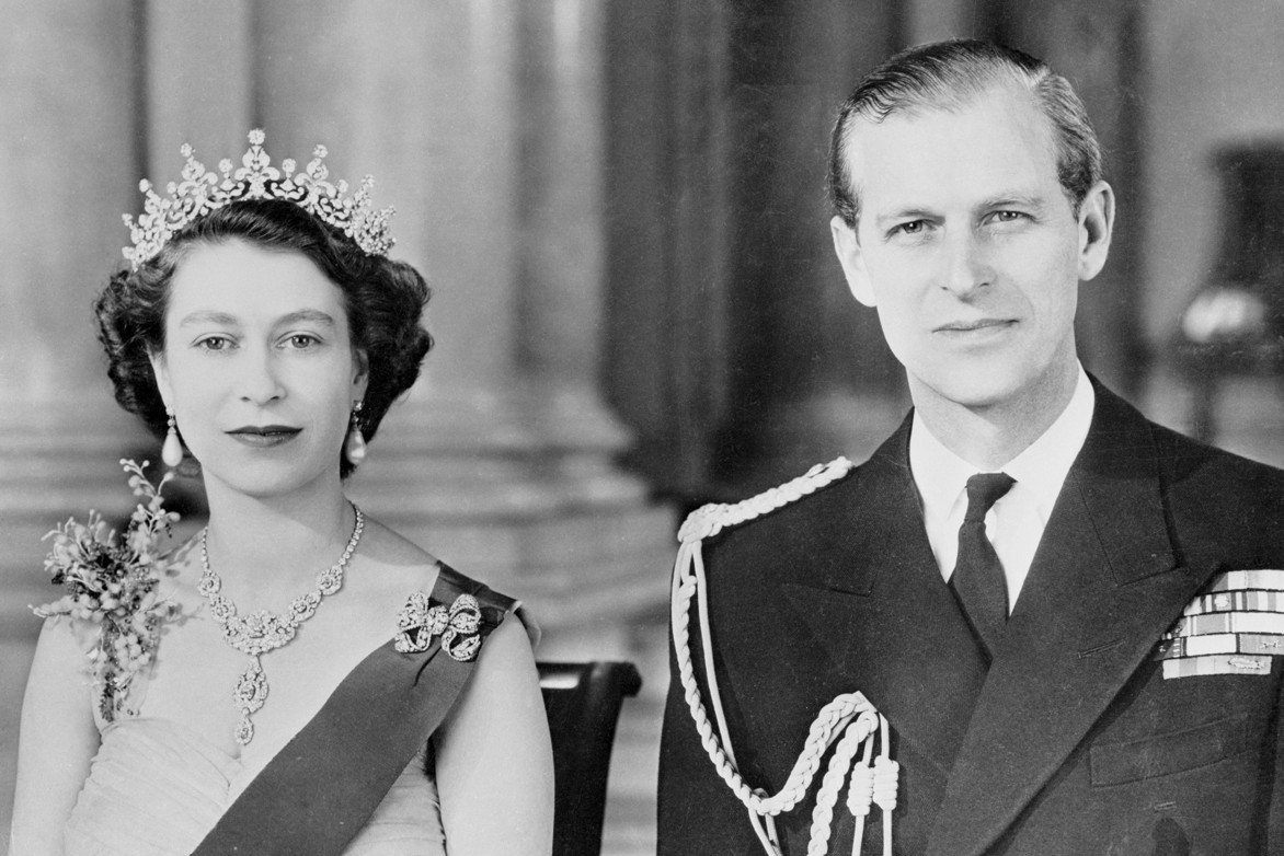 Elisabetta II e Filippo d’Edimburgo in un ritratto ufficiale realizzato prima che la coppia reale partisse per il tour del Commonwealth della durata di sei mesi