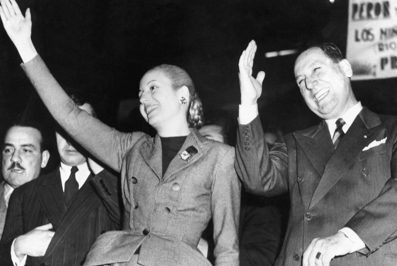 Il presidente Juan Perón e sua moglie Eva sorridono mentre i lavoratori argentini chiedono che si ricandidi