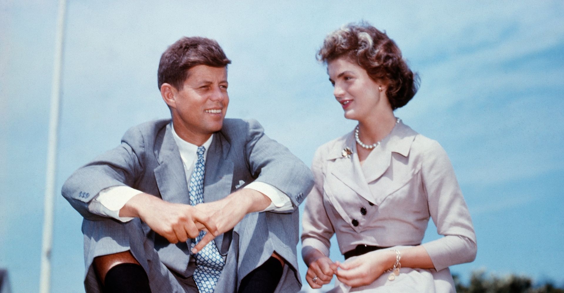 JFK e Jackie siedono insieme al sole presso la residenza della famiglia Kennedy a Hyannis Port, in Massachusetts, pochi mesi prima del loro matrimonio