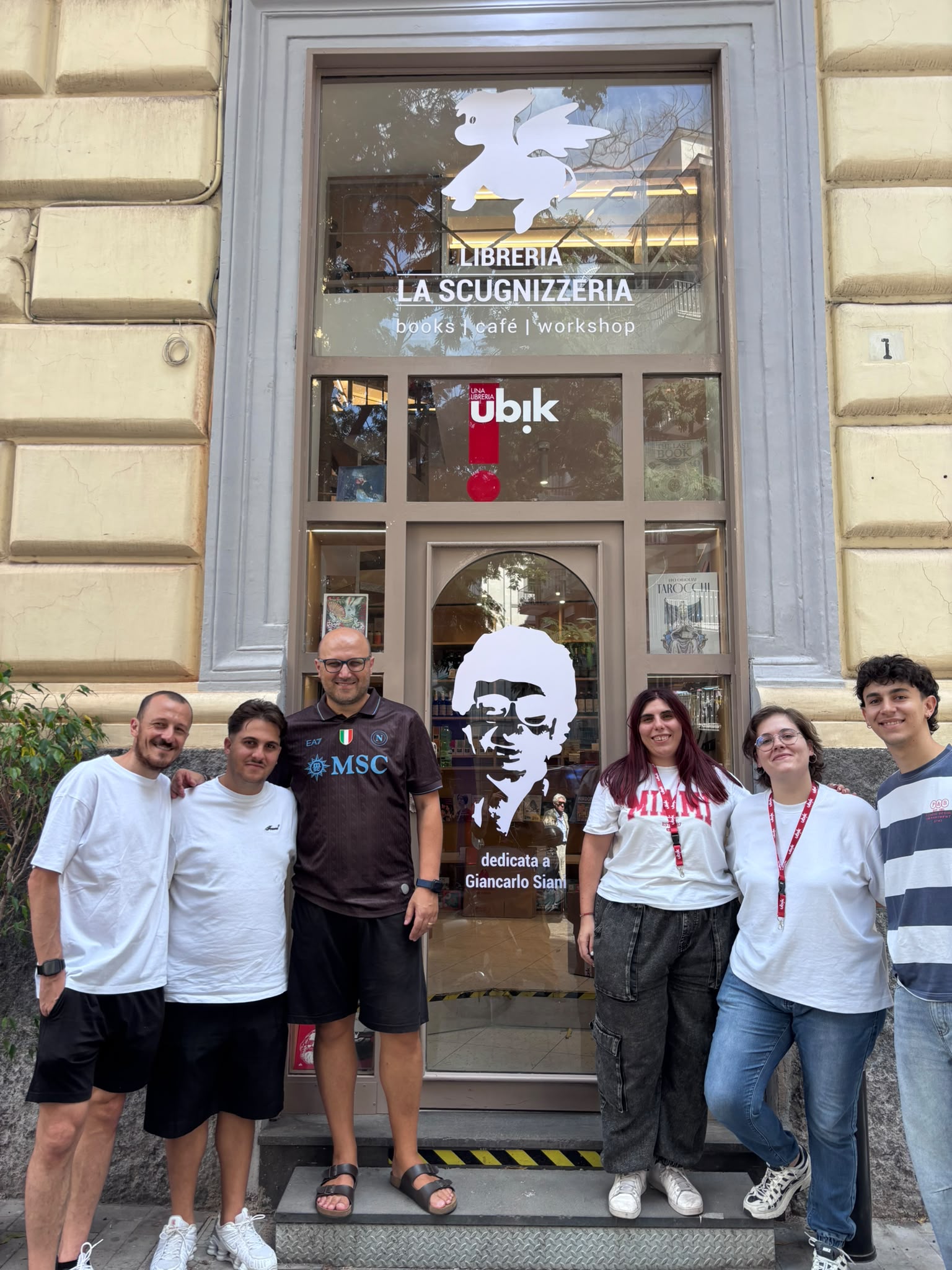 Lo staff della Scugnizzeria davanti alla nuova sede al Vomero, a Napoli