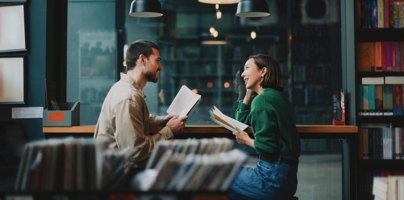 Ragazzi, appuntamento, app di incontri, app di dating, bar, libri, lettura