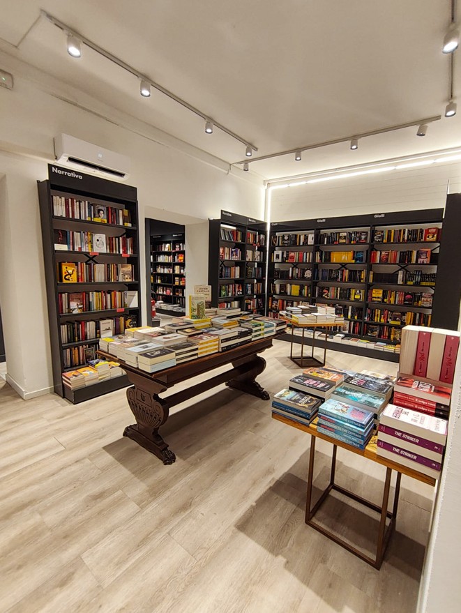 Gli interni della nuova libreria Ubik ad Avellino, in Corso Vittorio Emanuele II 12 