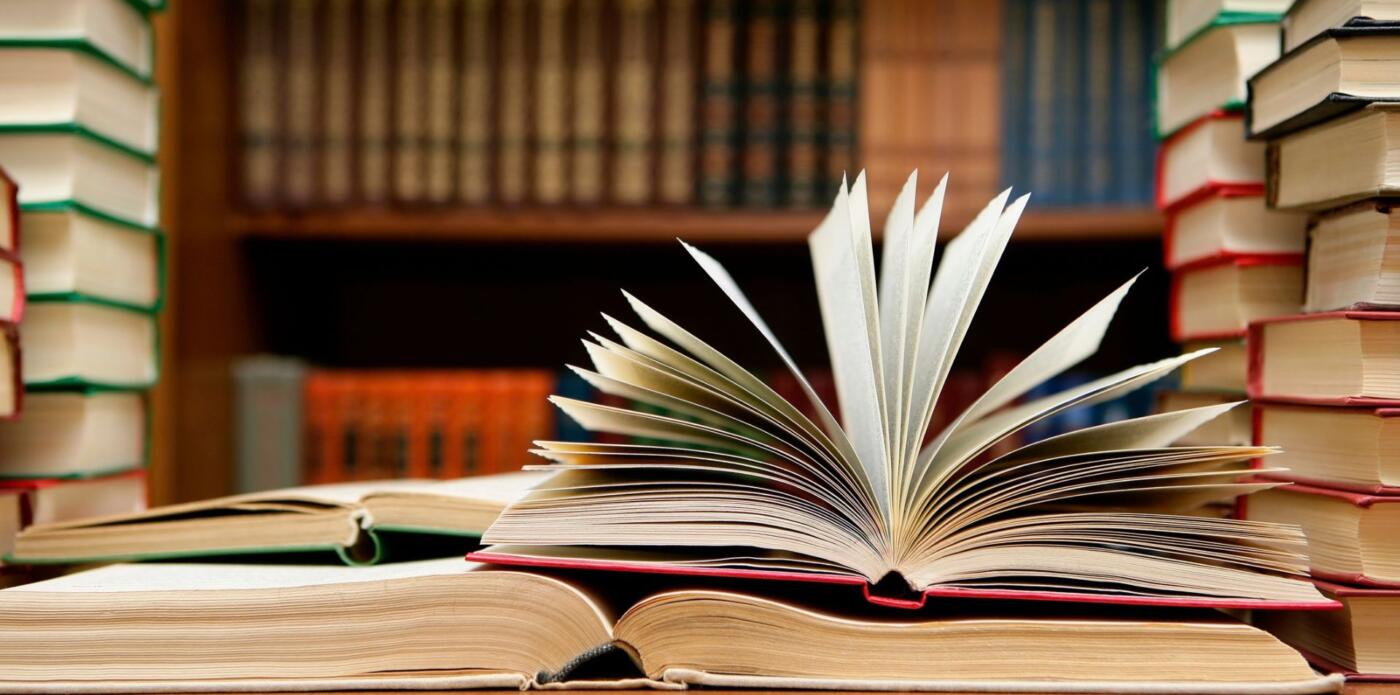 Libri, libreria, libro aperto, pila di libri, pile di libri