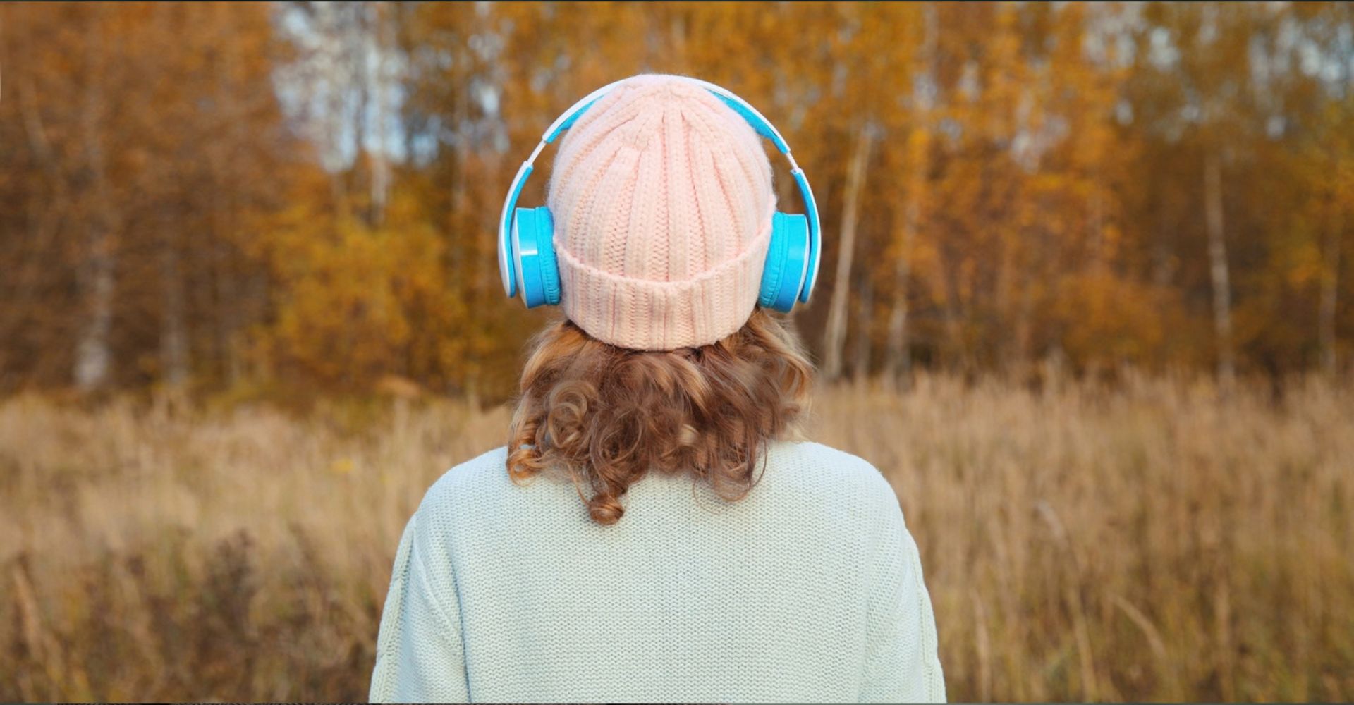 Audiolibri, musica, cuffie, audiolibro, ragazza ascolta audiolibro, autunno