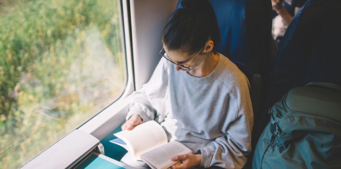 Passeggera che legge durante un viaggio